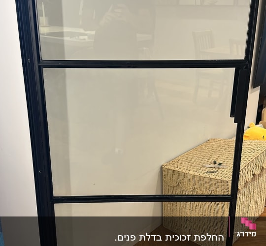 דלת זכוכית עם מסגרת מתכת בחדר